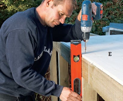 Bygga vedskjul mot vägg Bygga vedskjul mot vägg: Skruva fast takskivorna